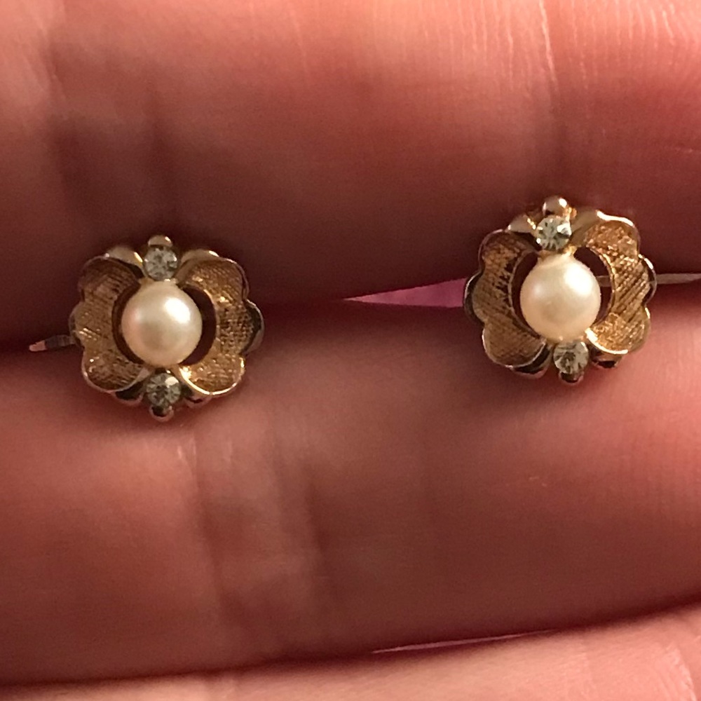 Gold Tone Pearl Screw Back Costume Jewelry Earring